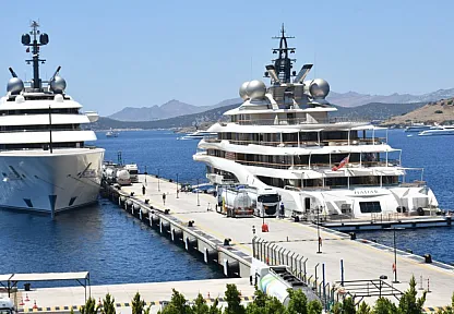 Bodrum'a gelen dev yatlar 'Blue' ve 'Hadar'a tankerlerle yakıt ikmali yapıldı