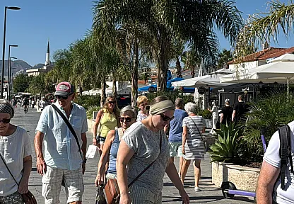 Marmaris'e bu hafta üç kurvaziyerle 9 bin 400 turist geldi