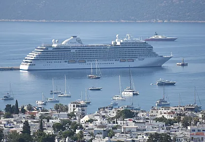 'Seven Seas Splendor' kruvaziyeri 739 yolcuyla Bodrum'a geldi