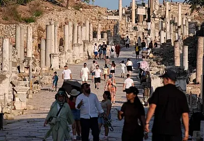 Yerli turistler ilk çeyrekte aile ziyaretine 50,2 milyar, tatile 33 milyar lira harcadı