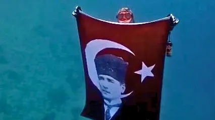 Akyaka'da Cumhuriyet Bayramı'nı su altında kutladılar