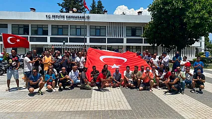 Babadağ pilotlarının eylemi ikinci gününde: Fethiye Kaymakamlığı bahçesinde Türk Bayrağı açtılar
