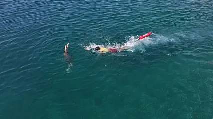 Birlikte yüzen kişilerin 'meydan okumaları' boğulma riskini artırabilir