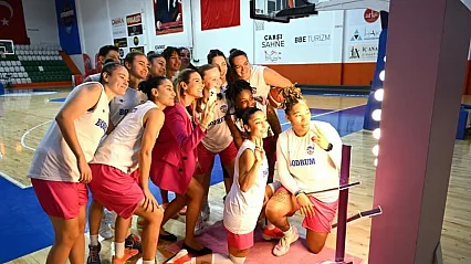 Bodrum kadın basketbol takımı ve doktorlar meme farkındalığı için maç yaptı