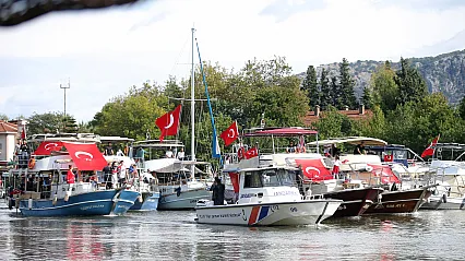 Dalyan Kanalı'nda 103 tekneyle Cumhuriyet'in 103. yılına özel kortej oluşturuldu