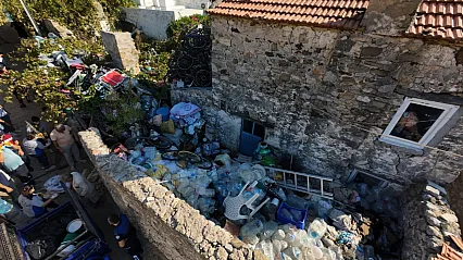 Datça'da kötü kokuların yayıldığı çöp evden 5 ton çöp çıkarıldı