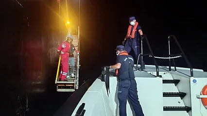 Fethiye açıklarında ticari gemide rahatsızlanan vatandaşa Sahil Güvenlikten tıbbi tahliye