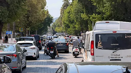 Fethiye Çarşı'da Gün İçinde Trafik Yoğunluğu