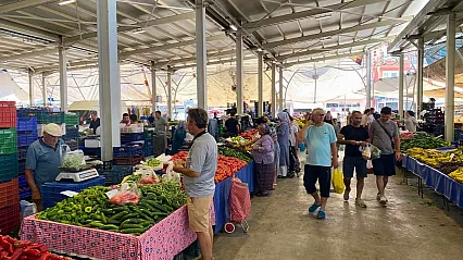 Fethiye Cumartesi Pazarı'nda Alışveriş Hareketliliği