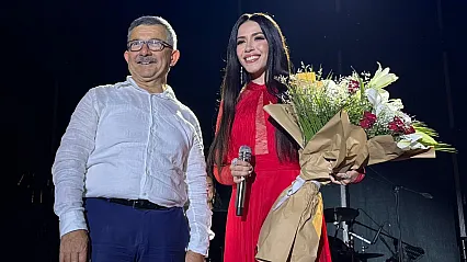 Fethiye'de Burcu Güneş'e çiçek takdimi