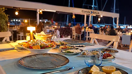 Fethiye'de Cunda Balık, deniz manzarası eşliğinde 12 ay hizmet veriyor