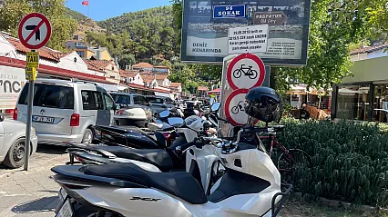 Fethiye'de Motosiklet Park Sorunu Büyüyor: Sürücüler Yasak Alanlara Park Etmek Zorunda Kalıyor