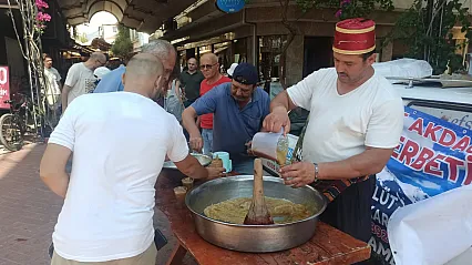 Fethiye Paspatur'da 'Çantacı İlhan' anısına kar şerbeti ikramı