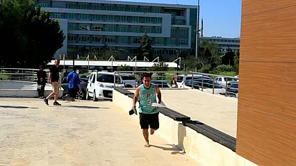 Kan ter içinde elide terlikle yalınayak koşarak geldiği sınavı saniyelerle kaçırdı