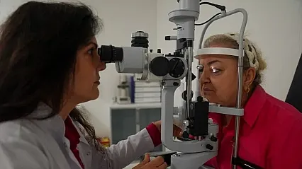 Kontakt lensle denize veya havuza girmek görme kaybına neden olabiliyor