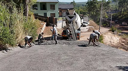 Marmaris'te Fen İşleri Müdürlüğü ekipleri kentin dört bir yanında çalışmalarını sürdürüyor