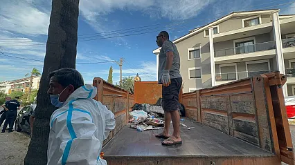 Marmaris'teki çöp evden bir kamyon çöp ve 30'a yakın kedi çıktı