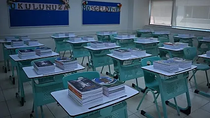MEB'in ücretsiz ders kitapları okullardaki yerini aldı