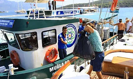 Büyükşehir bayram tatilinde teknelerden atık toplamaya devam etti