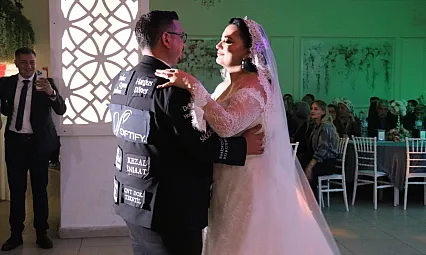 Düğün masrafını düşürmek için damatlığını reklam panosuna çevirdi