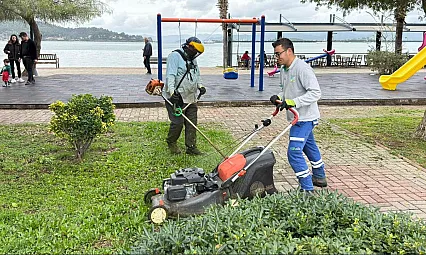 Fethiye'de 2. etap sahil bandında çim kesim çalışması
