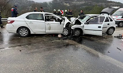 İki otomobil kafa kafaya çarpıştı: 6 ölü, 6 yaralı