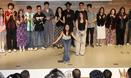 Menteşe Anadolu Lisesi öğrencilerinin 'Otobüs' oyunu beğeni ile izlendi