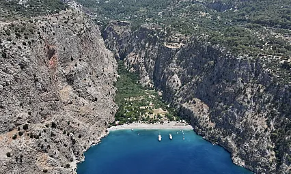 Muğla'nın turistik ilçelerindeki sahillerde sıcak hava yoğunluğu yaşanıyor