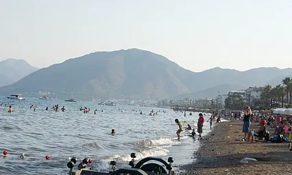 Okullar tatil oldu, Marmaris sahilleri dolmaya başladı