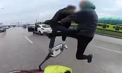 Yol verme tartışması kavgaya dönüştü: 2 sürücü gözaltında