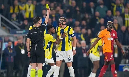 Derbilerde kartlar havada uçuşuyor