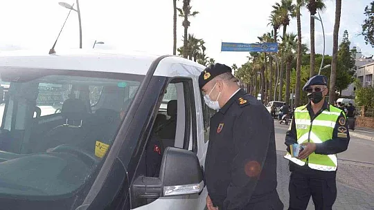 ''Bi hareketine bakar hayat '' sloganı ile maske ve broşür dağıtıp emniyet kemerinin önemini anlattılar