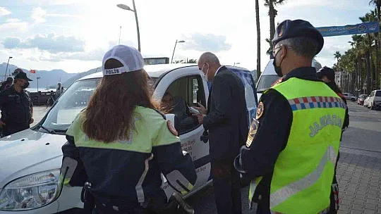 ''Bi hareketine bakar hayat '' sloganı ile maske ve broşür dağıtıp emniyet kemerinin önemini anlattılar