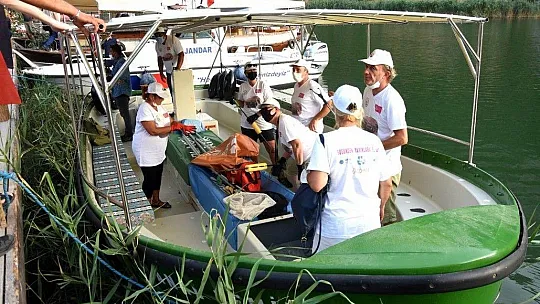'Kanal Temiz' teknesi Dalyan'da temizliğe başladı
