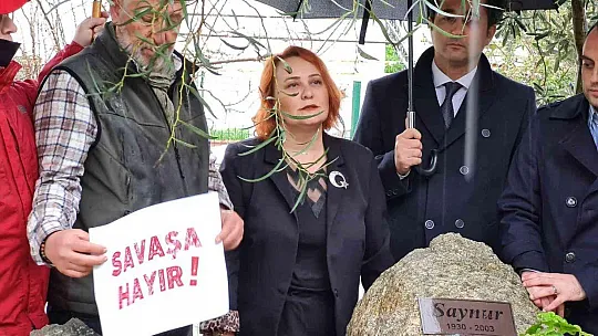 'Mavi Kadın', mezarı başında anıldı