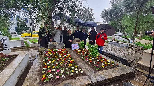 'Mavi Kadın', mezarı başında anıldı