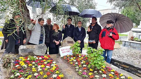 'Mavi Kadın', mezarı başında anıldı