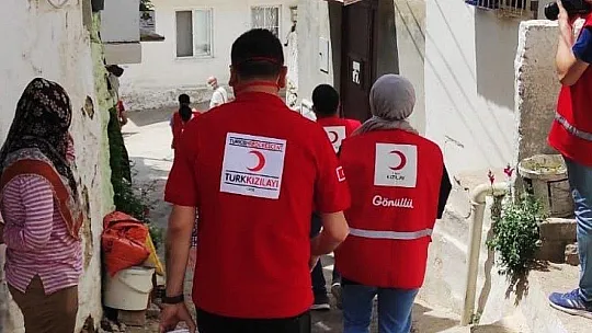 Kızılay ekiplerine keman çalarak teşekkür ettiler