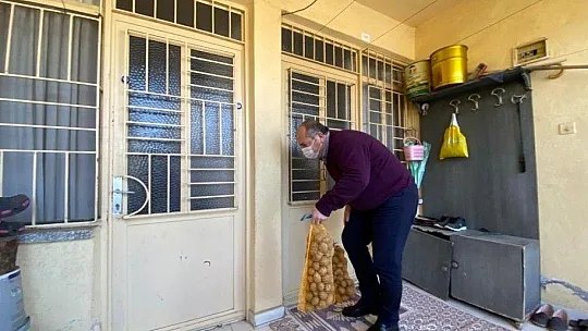CHP İlçe Başkanı Mehmet Demir 6 ton patates dağıttı