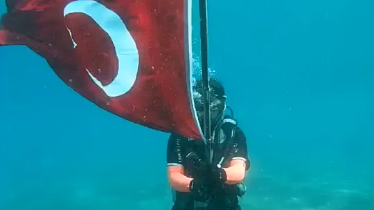 30 Ağustos Zafer Bayramı deniz altında kutlandı