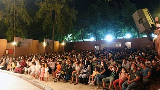 Bornovalı Çocuklar 'Tüylü ve Havhav'ın Maceraları' ile Güldü