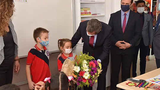 Vali Orhan Tavlı, okulun ilk gününde öğrencileri yalnız bırakmadı