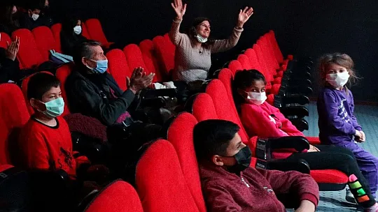 Menteşe Belediye Tiyatrosu Perdelerini Yatağanlı Çocuklar İçin Açtı