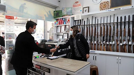 AK Parti Seydikemer İlçe Gençlik Kolları 8 Mart dolayısıyla karanfil dağıttı