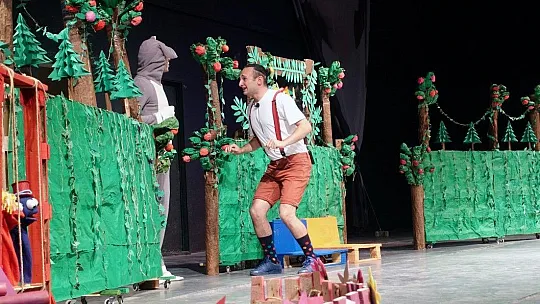 Bornovalı Çocuklar 'Tüylü ve Havhav'ın Maceraları' ile Güldü