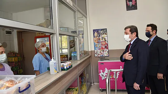 Vali Orhan Tavlı, okulun ilk gününde öğrencileri yalnız bırakmadı