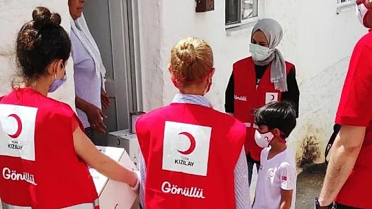 Kızılay ekiplerine keman çalarak teşekkür ettiler
