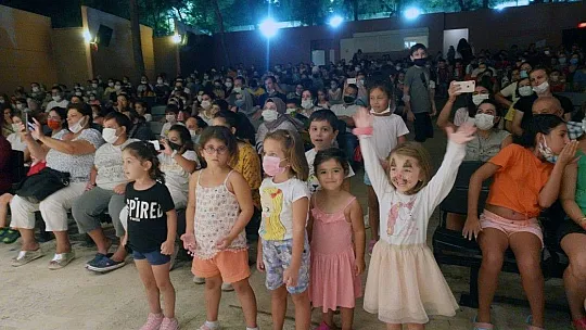 Bornovalı Çocuklar 'Tüylü ve Havhav'ın Maceraları' ile Güldü