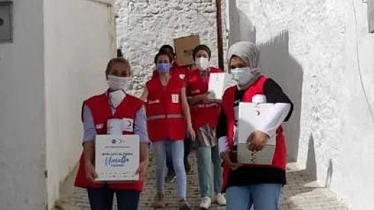 Kızılay ekiplerine keman çalarak teşekkür ettiler