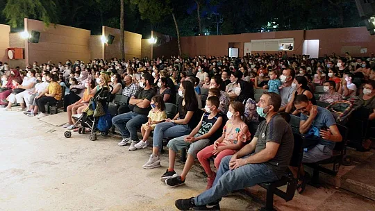 Bornovalı Çocuklar 'Tüylü ve Havhav'ın Maceraları' ile Güldü